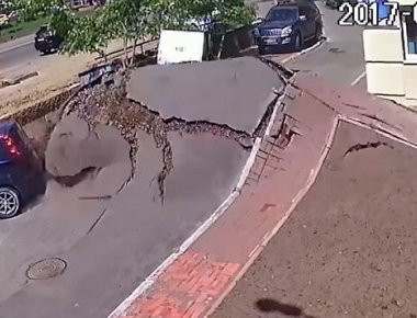 Εντυπωσιακό: Τεράστια έκρηξη αγωγού ύδρευσης στην Ουκρανία! (βίντεο)